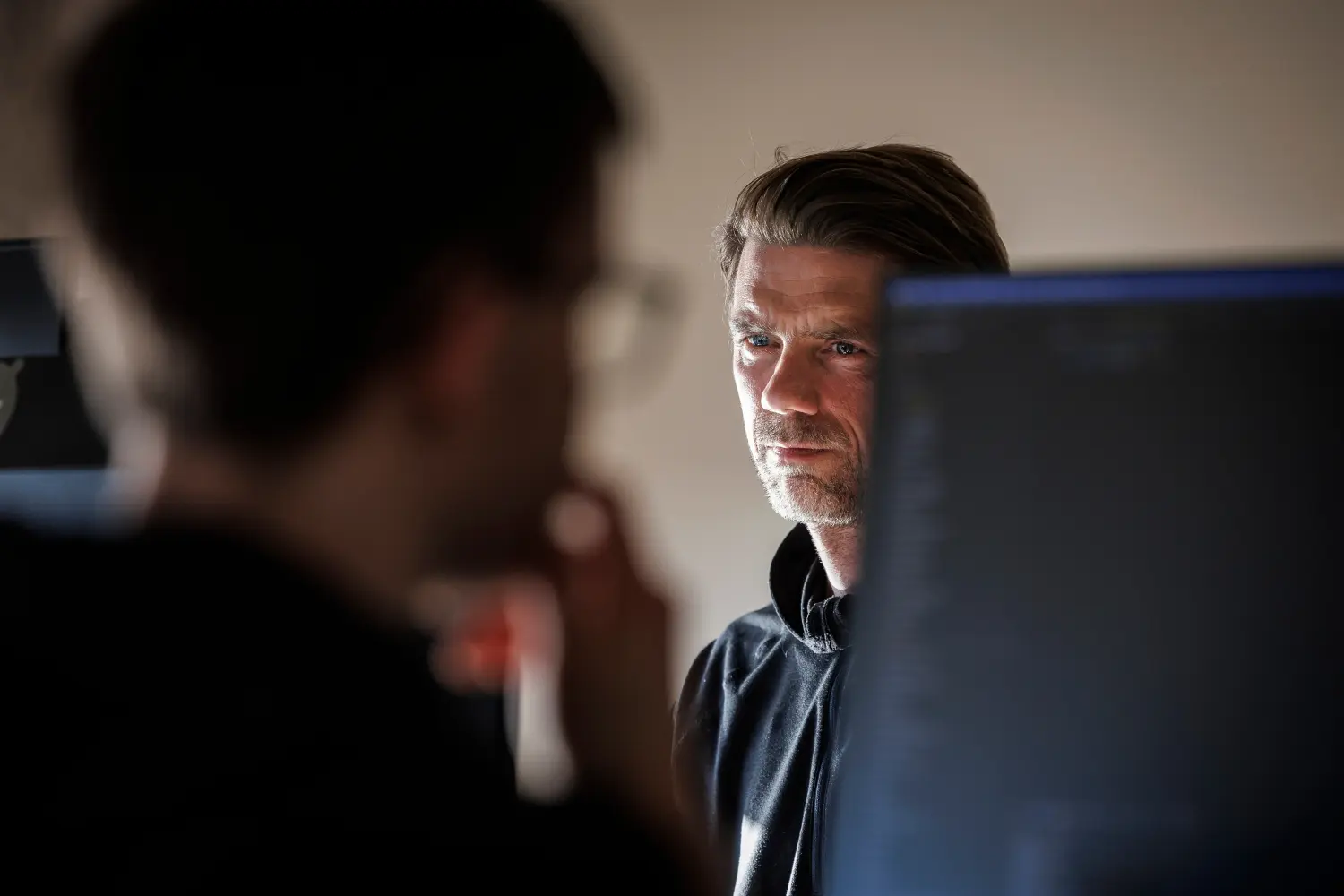 Mand der kigger på en computerskærm